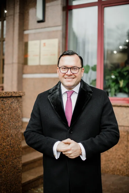 Владимир Ковалев, председатель фонда, в пальто на улице