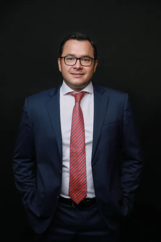 Владимир Ковалев, основатель фонда помощи Донбассу «Крылья мечты», портрет на тёмном фоне